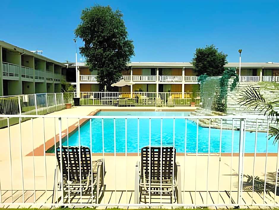 Mid Towne Inn & Suites