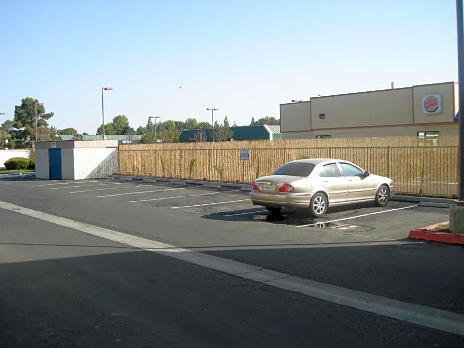Bakersfield Inn & Suites
