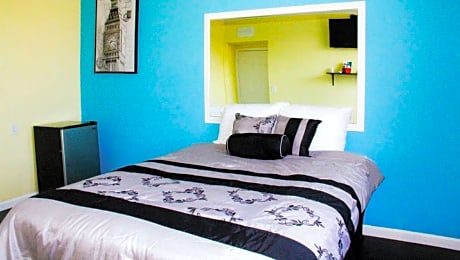 Quadruple Room with Shared Bathroom