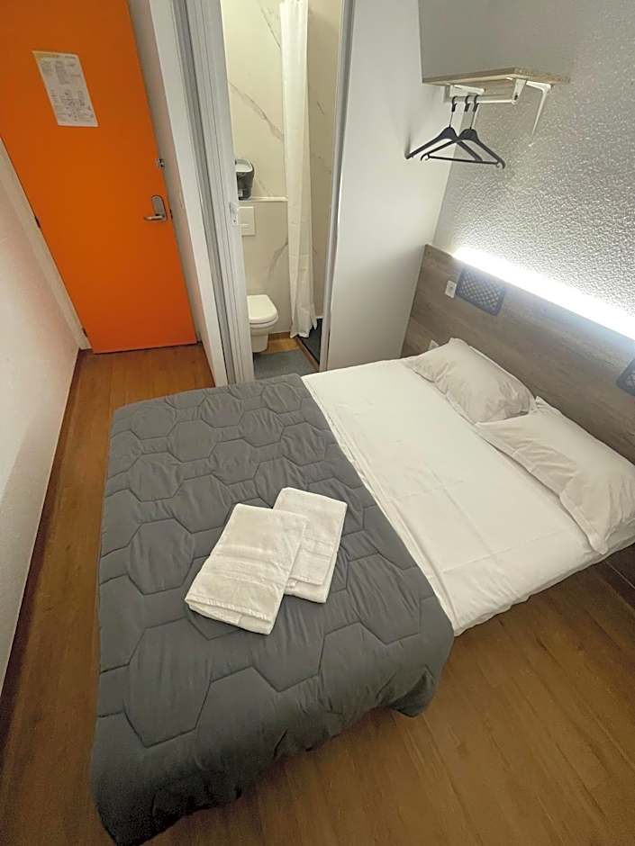 HOTEL THANIA