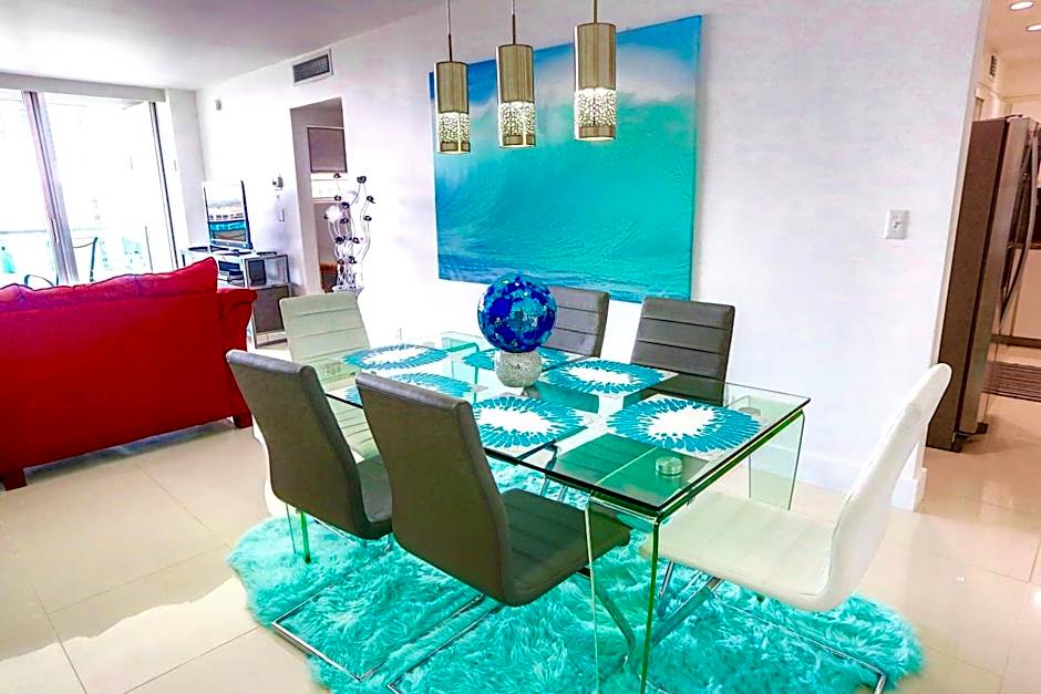 Beautiful penthouse condo with stunning views of both ocean and city