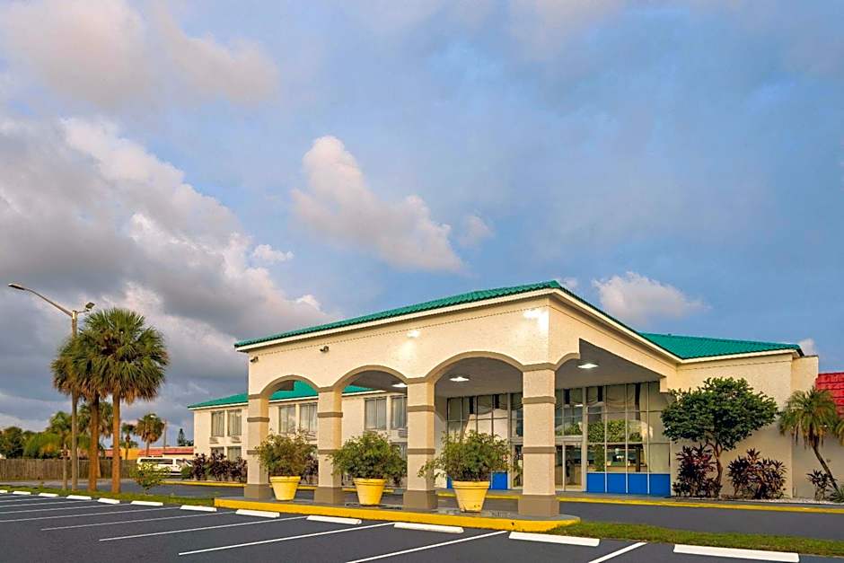 Days Inn & Suites by Wyndham Fort Pierce Midtown