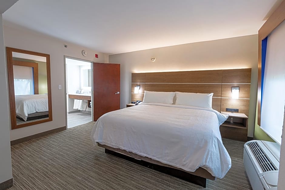Holiday Inn Express & Suites Arlington North – Stadium Area by IHG