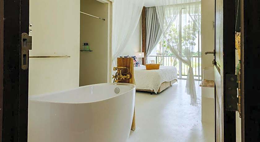 White Wall Riverfront Hotel