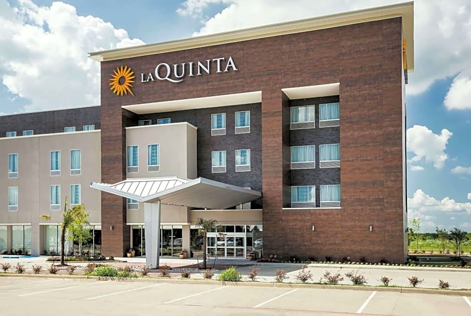 La Quinta Inn & Suites by Wyndham Dallas Plano - The Colony