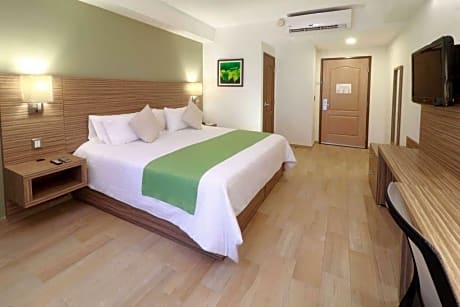 1 King Bed Non-Smoking