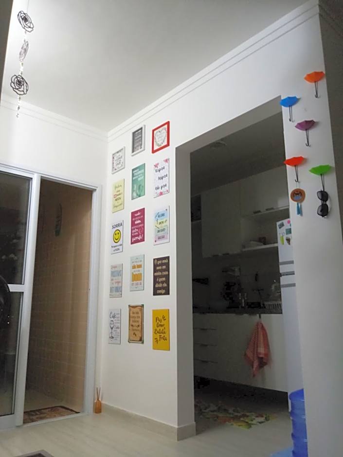 Prédio com piscina na cobertura frente ao mar, apartamento para até 6 pessoas e 3 crianças até 8 anos, churrasqueira na sacada, Wi-Fi grátis, NÃO oferecemos roupas de cama e banho, 1 vaga de garagem, na Praia Grande-Vila Mirim