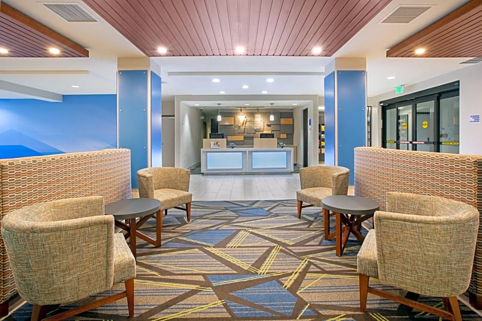 Holiday Inn Express & Suites Phoenix - Glendale Sports Dist By IHG