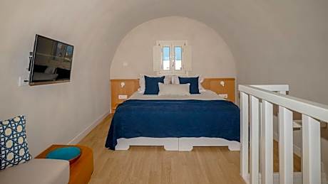 Loft Suite with Hot Tub and Caldera View