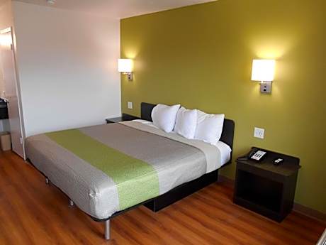 1 King Bed | Mobil Access Tub Nsmk Micfridg