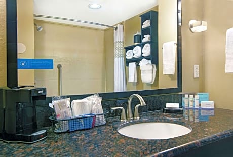  1 KING BEACHVIEW SUITE NONSMOKING - HDTV/FREE WI-FI/HOT BREAKFAST INCLUDED - WORK AREA -