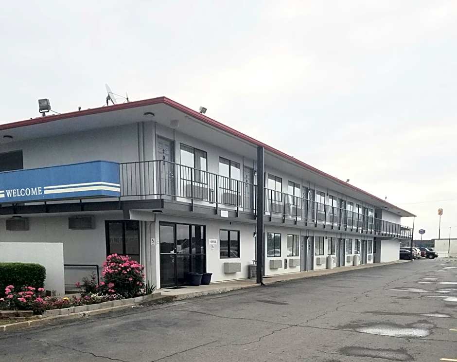Photo 1 of 21 of Skyline Inn