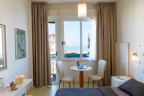 Double or Twin Room with Sea View