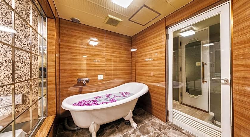 Hotel Ibaraki Charles Perrault no Shiroi Chapel - Adult Only