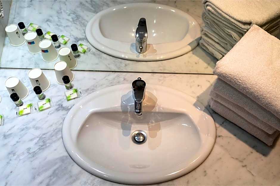 Hotel Ours Blanc - Place Victor Hugo