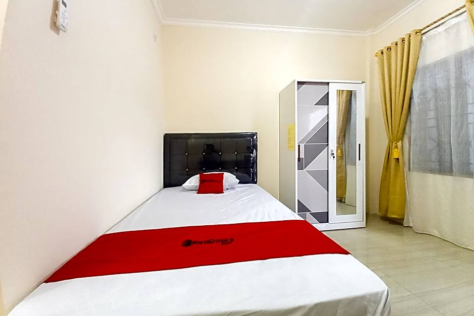 RedDoorz Syariah near JBC Jambi