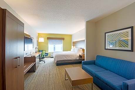 1 King Suite Additional Living Area