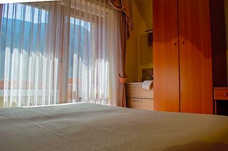 Double room with private external bathroom Cadini balcony studio