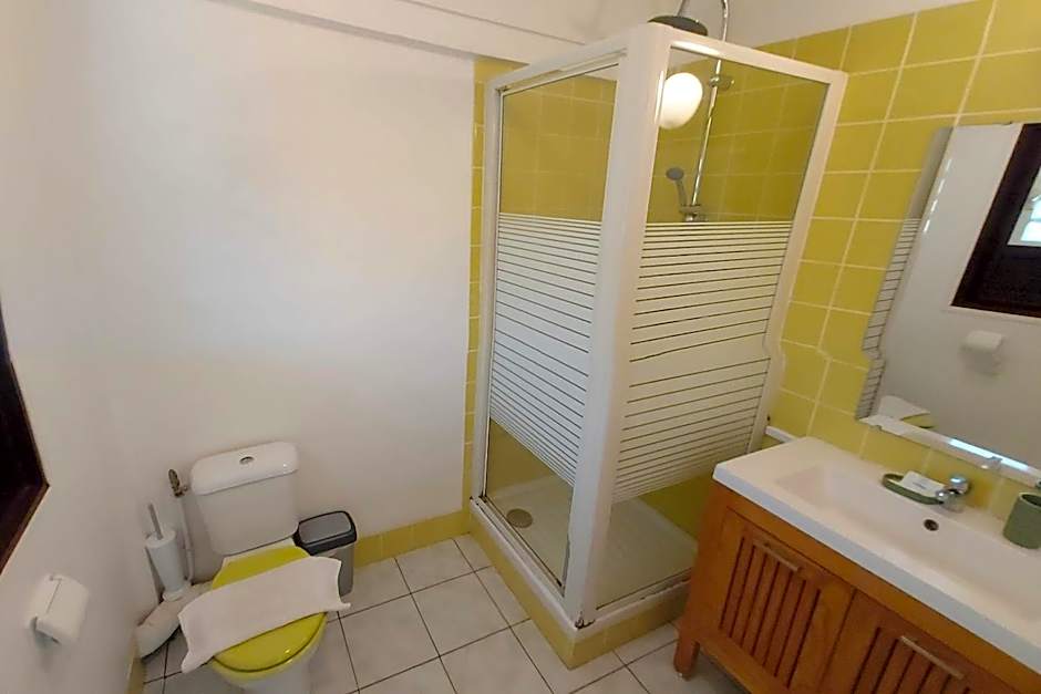 Au Petit Canal Fleuri