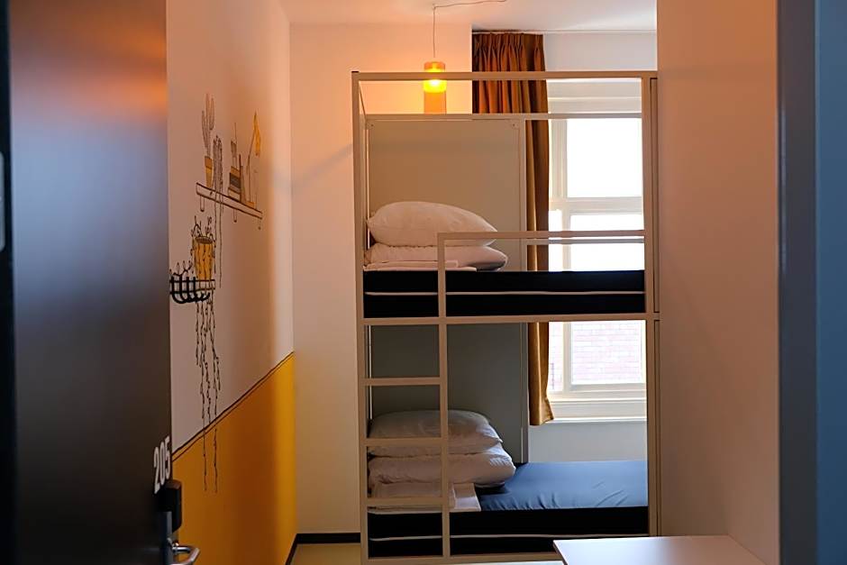 Hostel & Bar De Basis