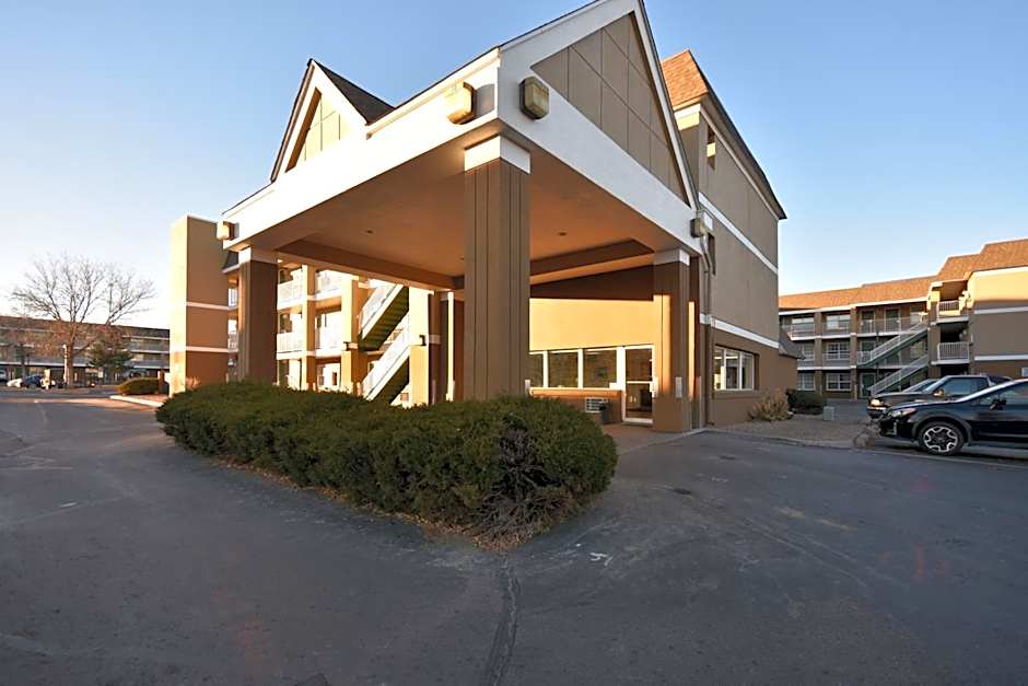 HomeTowne Studios Denver - Lakewood West