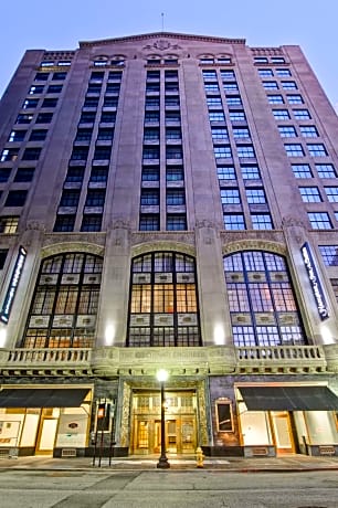 1 King Accessible Bathtub Suite Nonsmoking