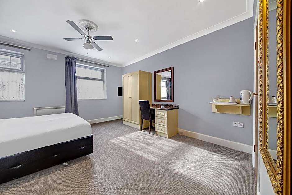 OYO Bostons Manor Hotel