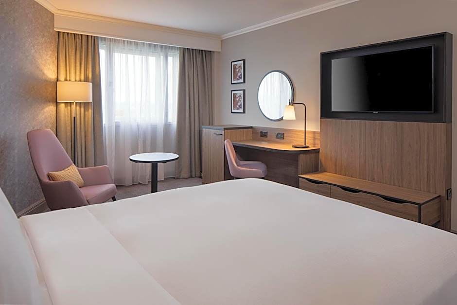 DoubleTree by Hilton Dartford Bridge