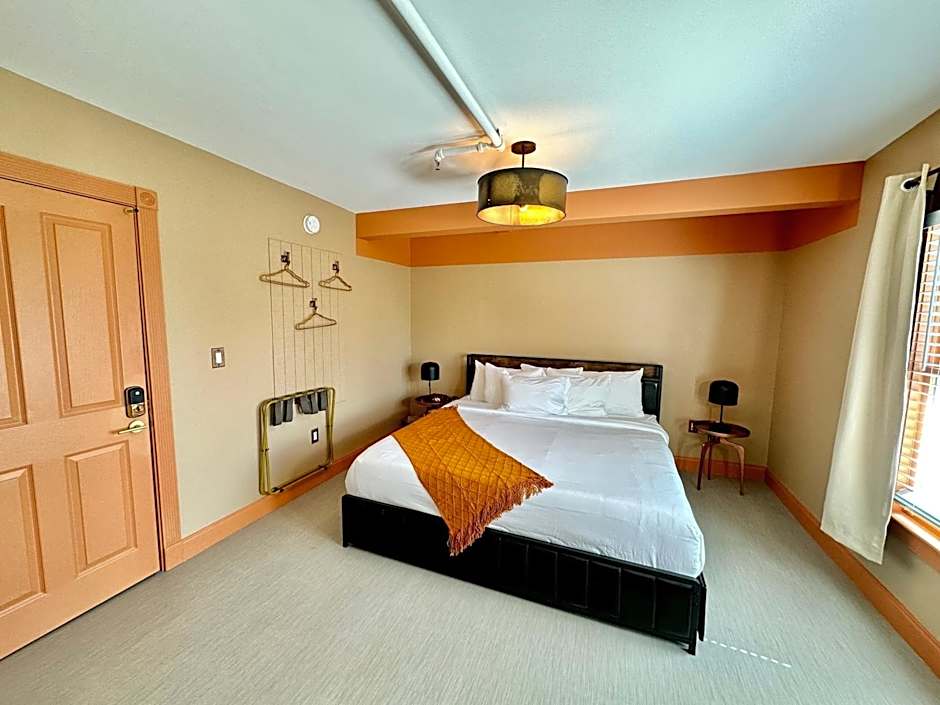 Peninsula Bed & Cocktails