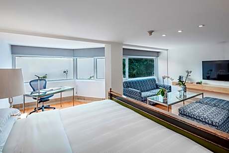 1 King Junior Suite Dining Area