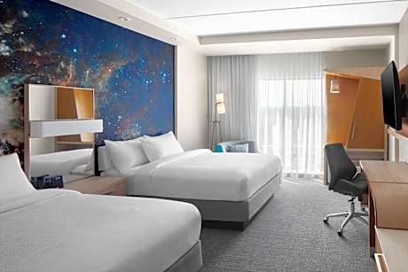 Queen Room with River View - Mobility Accessible with Tub