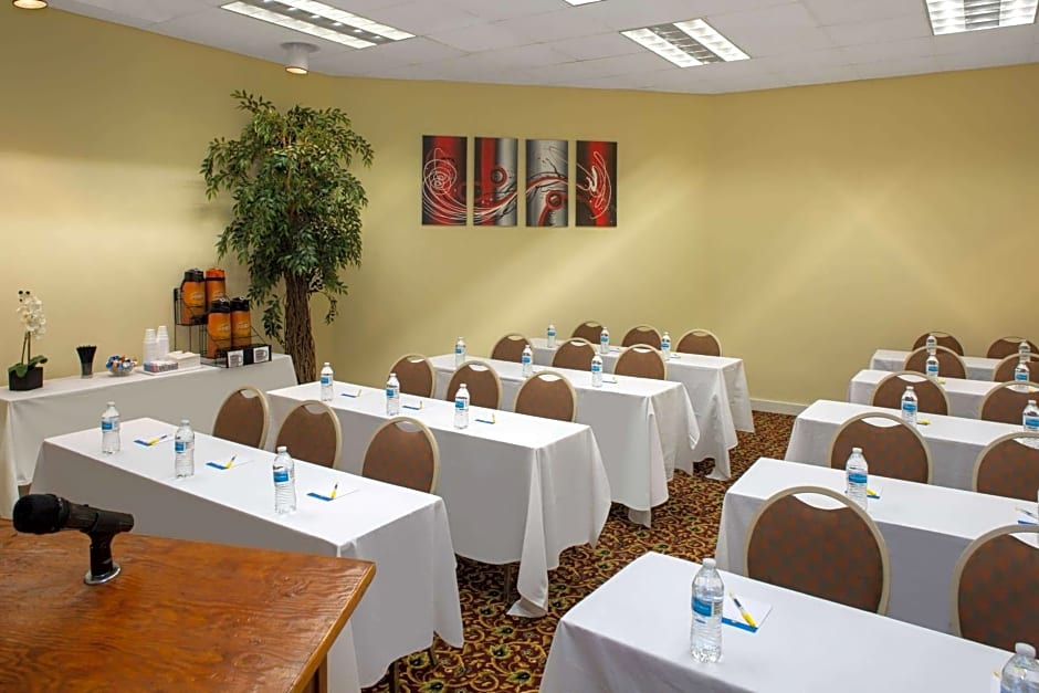 Days Inn & Suites by Wyndham Tallahassee Conf Center I-10