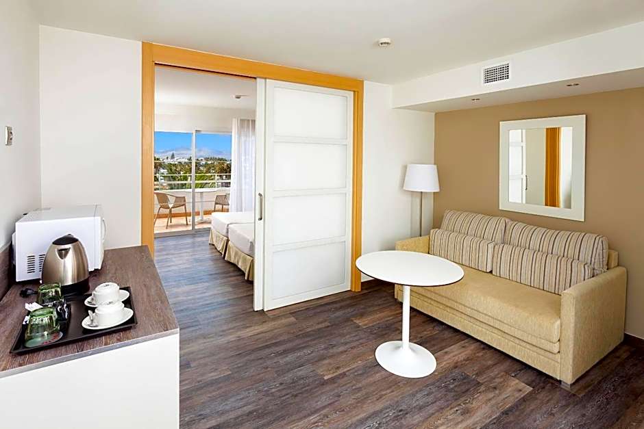 Foto 1 di 5 di Superior 2 Beds, Sea View