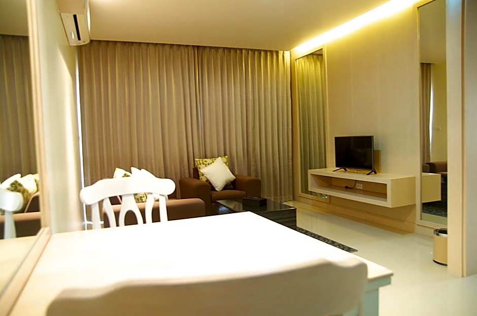 Jolly Suites&Spa Petkasem