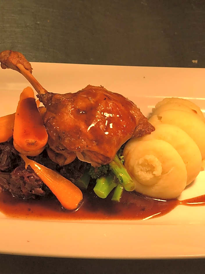 Greyhound Country Inn