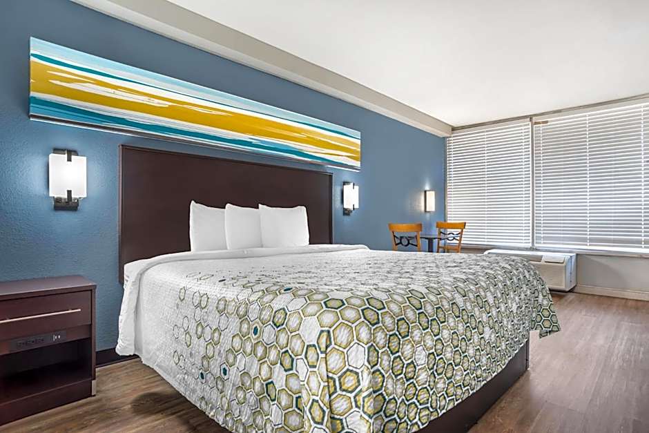HomeTowne Studios by Red Roof Montgomery - Midtown