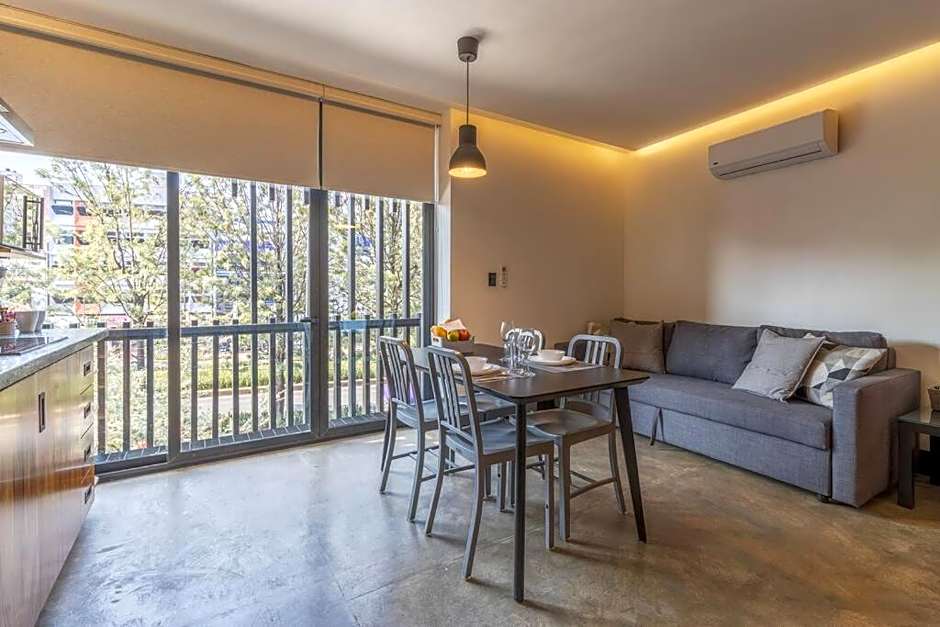 L304 Studio apt 2Bdrm 1bath Fits 6 AC Rooftop