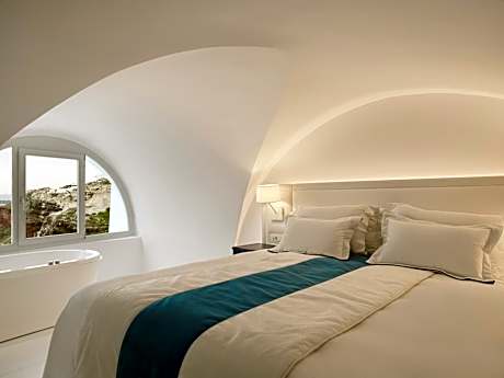 Master Suite with Private Plunge Pool & Caldera View