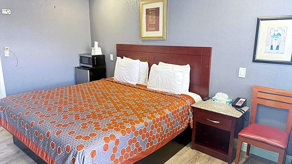 Fireside Inn By The Beach Boardwalk & Bowling