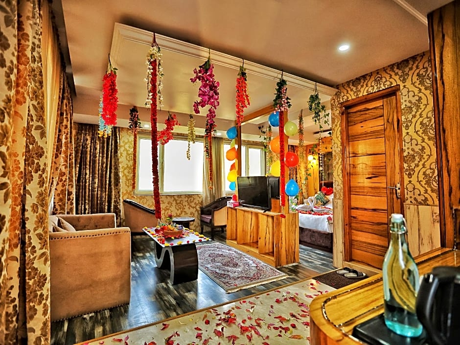 Hotel The Montreal Near by Dal Lake