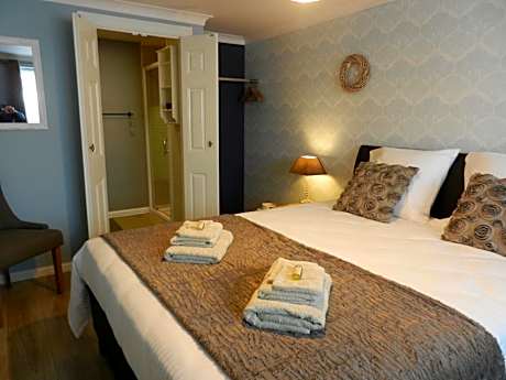 Deluxe Double Room with Private Bathroom