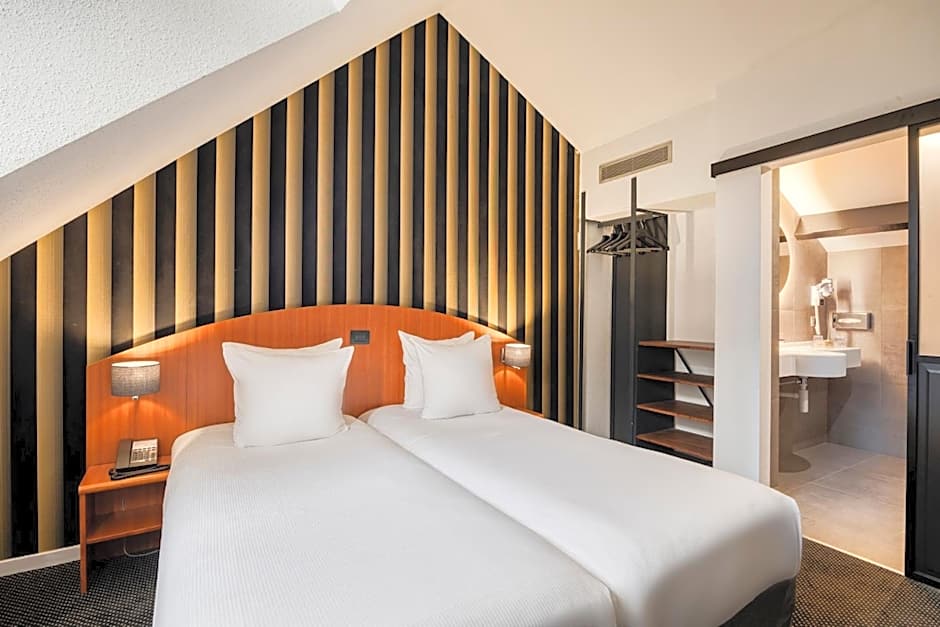 Aris Grand Place Hotel