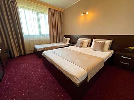 Family Room ( 3 Adults)