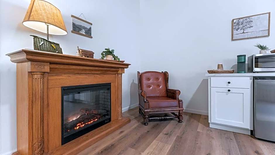 Camp Nelson Lodge Room 6