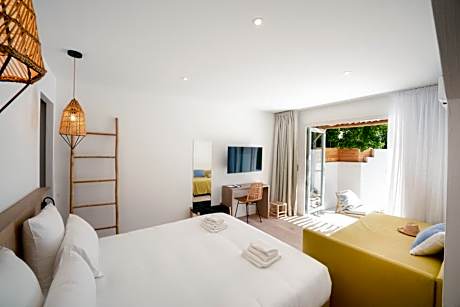 Family Room with Garden View