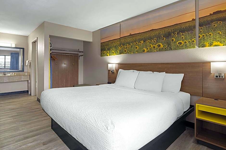 Days Inn & Suites by Wyndham Kokomo