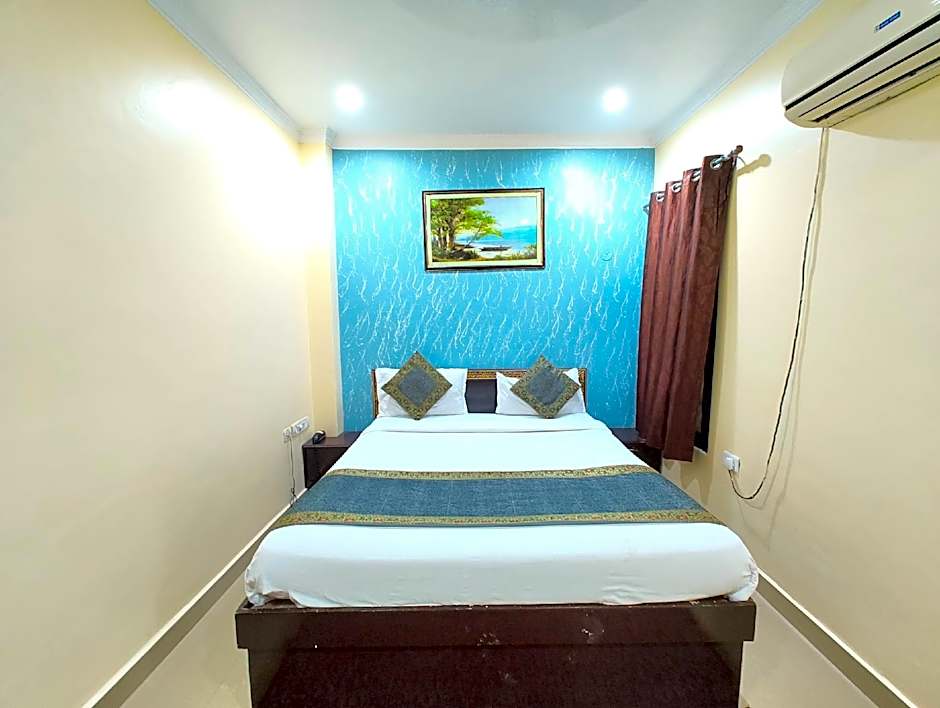 Goroomgo Ashoka Grand Varanasi Indian Only near Railway Station