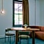 Garde and Warders Hotel