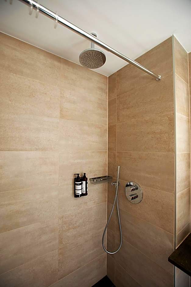 Quentin Golden Bear Hotel