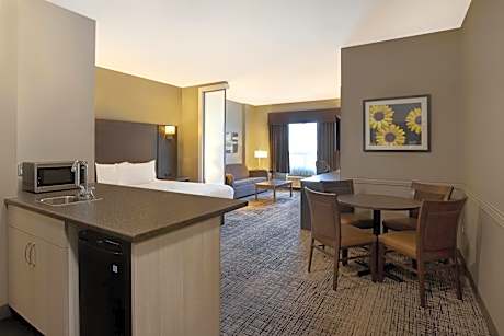 Family Suite with Two Queen Beds - Non-Smoking